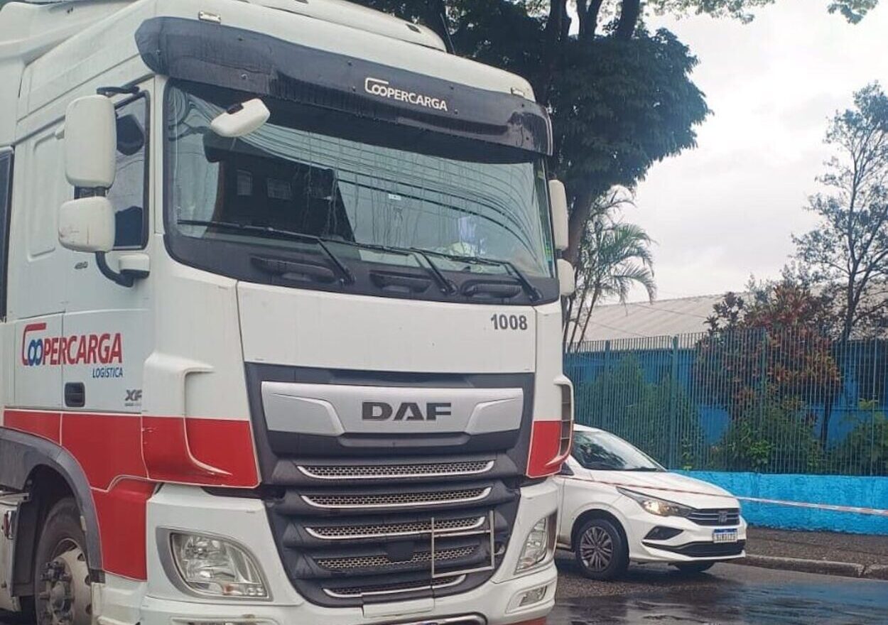 Motorista do caminhão alegou não ter visualizado a motocicleta parada à sua frente no semáforo