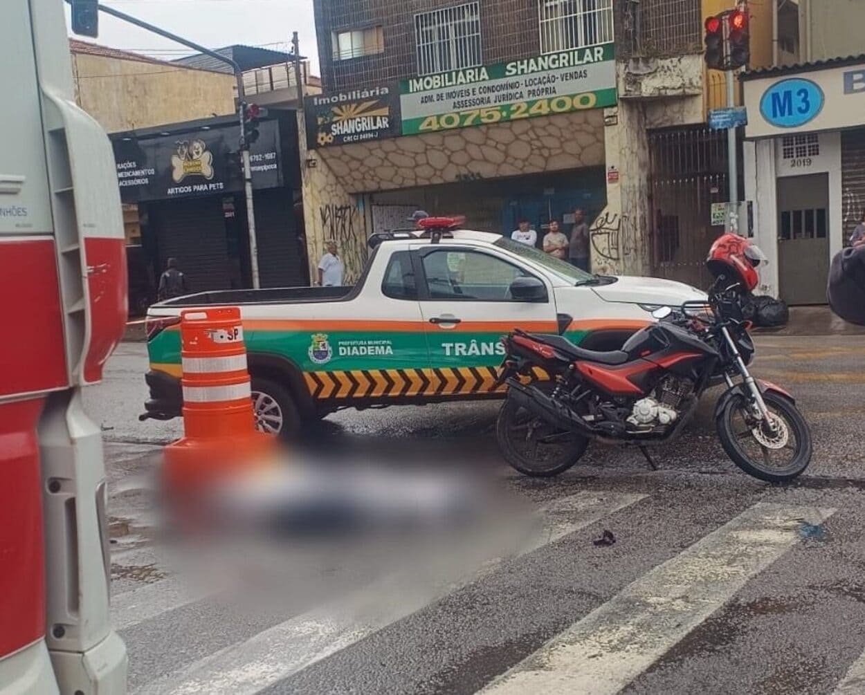 Passageira de moto de aplicativo morre atropelada por carreta em Diadema