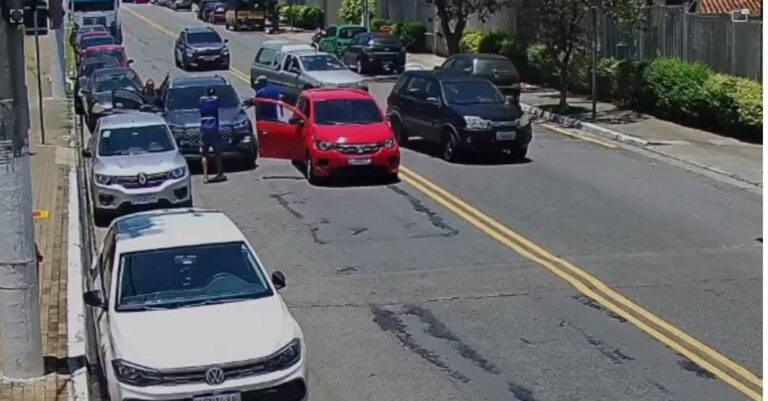 Polícia Militar prende trio por roubo de veículo na avenida do Taboão