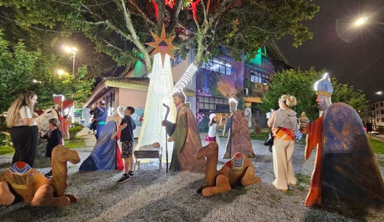 Ribeirão Pires abre Natal Mágico 2025 com acender das luzes, chegada do Papai Noel e festa no Paço