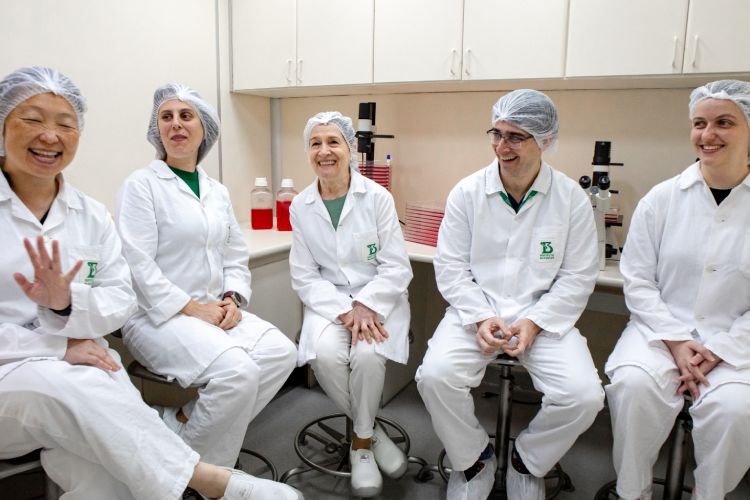 interna3-neuzaequipe-251114_Fotos_Neuza_e_equipe_Dengue_JF-09 Saiba como foi a jornada dos cientistas de SP para a criação da primeira vacina da dengue em dose única no mundo