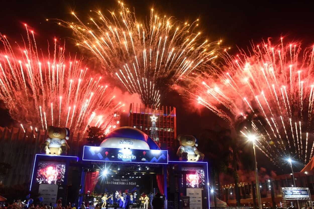 Paço Encantado finalizou com coral, despedida do Papai Noel e show do Classic Queen; iluminação natalina pela cidade pode ser visitada até dia 6