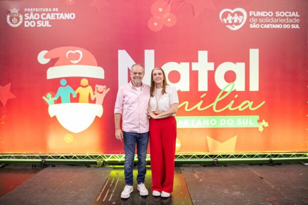 Tite Campanella entrega R$ 350 de benefício natalino a 6 mil famílias e chama adversários de gafanhotos