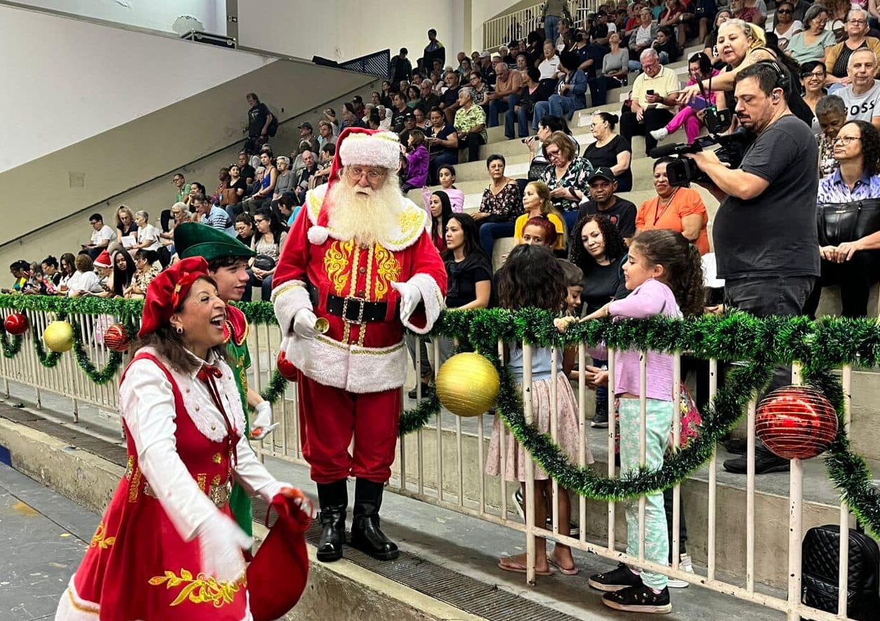 Tite Campanella entrega R$ 350 de benefício natalino a 6 mil famílias