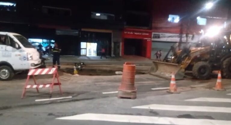 Vazamentos em São Bernardo causam transtornos no trânsito e deixam 12 bairros sem água