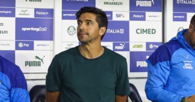 Abel explica saída de Weverton e foge de pergunta