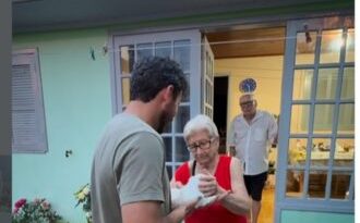 Amor à primeira vista: idosa realiza sonho de ganhar filhote de cachorro e reação emociona a web