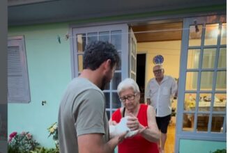 Amor à primeira vista: idosa realiza sonho de ganhar filhote de cachorro e reação emociona a web