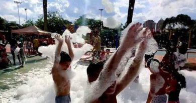 Banho de espuma transforma tarde de sábado em diversão na Área Verde em São Bernardo