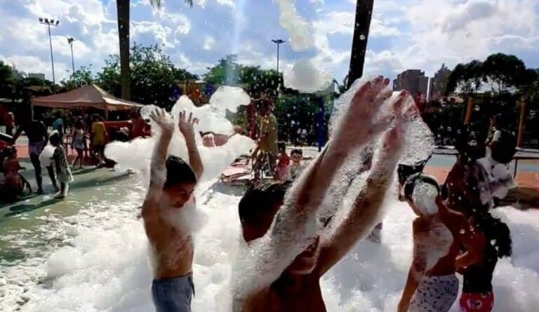 Banho de espuma transforma tarde de sábado em diversão na Área Verde em São Bernardo