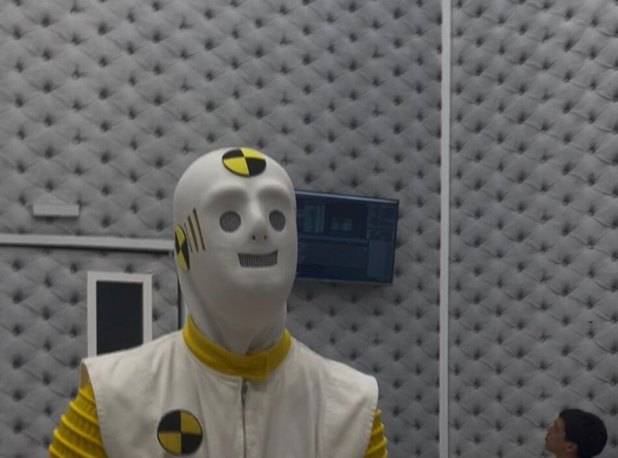 ob a voz do apresentador Tadeu Schmidt ecoando nos alto-falantes e o olhar vigilante de um Dummy presente no recinto, o público enfrenta o desafio psicológico que os brothers vivem na casa.