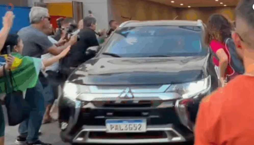 Bolsonaro recebe alta hospitalar e retorna à sede da Polícia Federal em Brasília