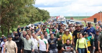 Caminhada pela Liberdade: Nikolas Ferreira atinge 144 km do percurso de MG para Brasília e atrai aliados