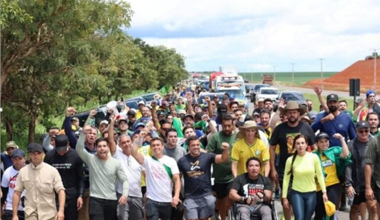 Caminhada pela Liberdade: Nikolas Ferreira atinge 144 km do percurso de MG para Brasília e atrai aliados