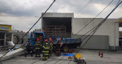 Caminhão sem freio colide contra muro e poste em Diadema ; motorista fica gravemente ferido