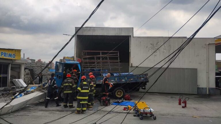 Caminhão sem freio colide contra muro e poste em Diadema ; motorista fica gravemente ferido