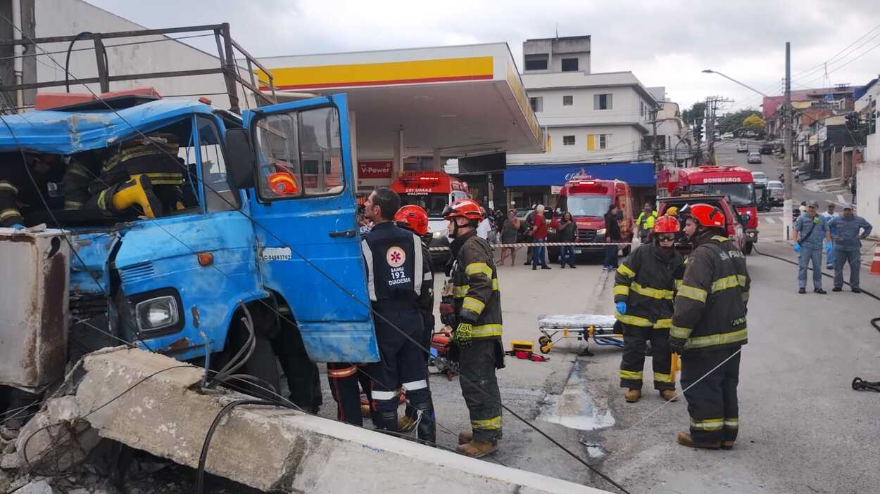 Caminhão sem freio colide contra poste em Diadema; motorista fica gravemente ferido