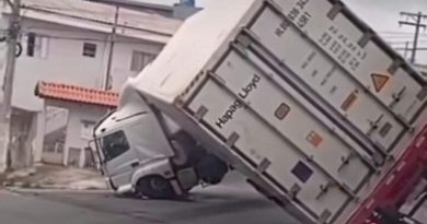 Caminhão tomba na divisa de SP e São Caetano após quebra de eixo