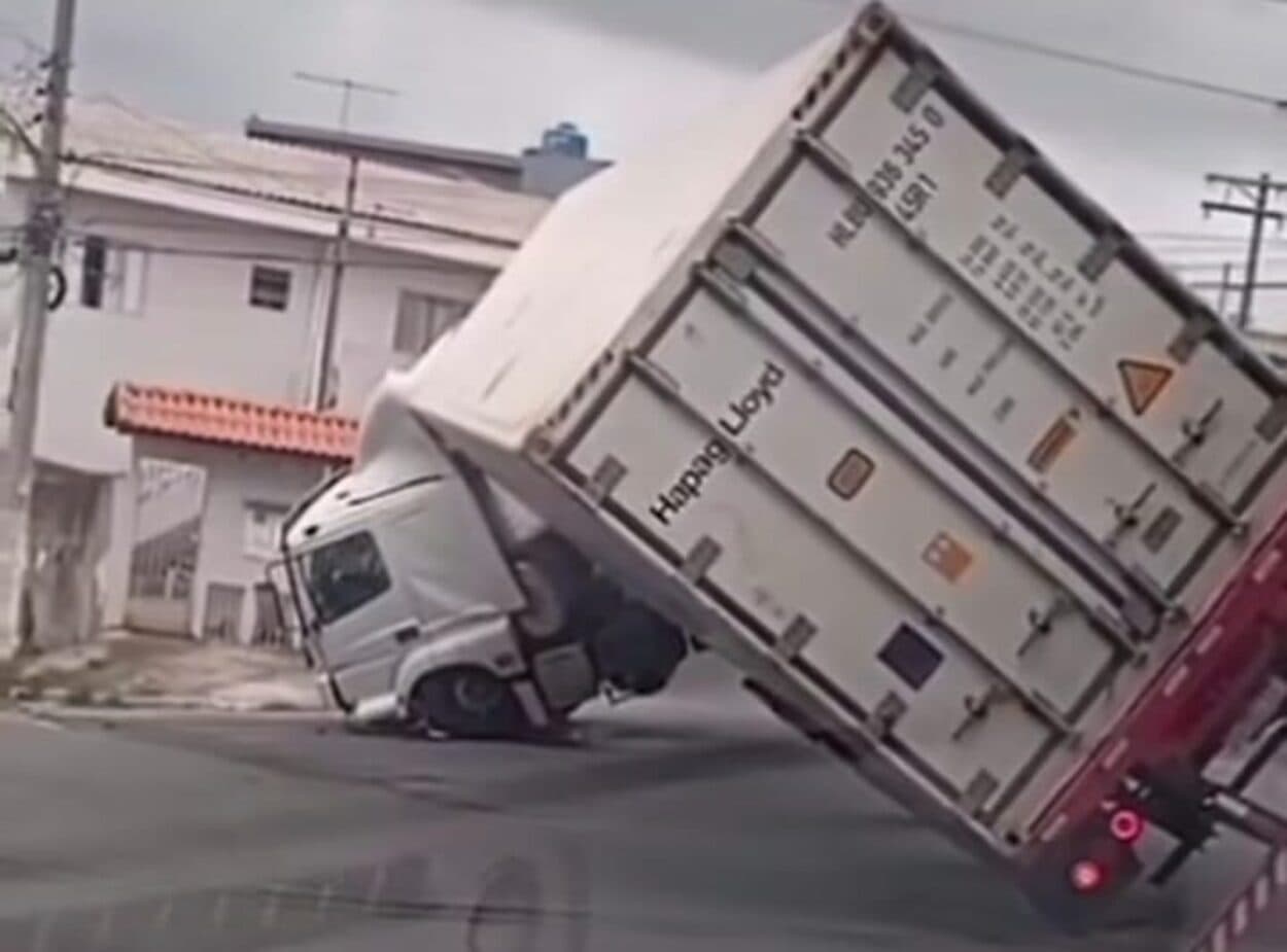 Caminhão tomba na divisa de SP e São Caetano após quebra de eixo  