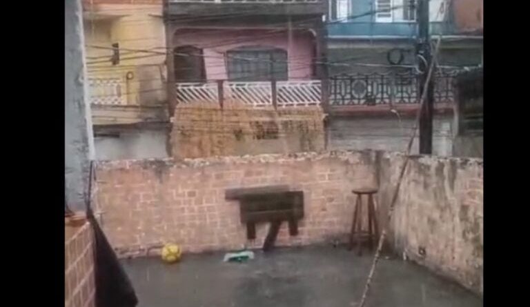 Chuva em Mauá: Volume assustador de água invade residência e assusta moradores no Jardim Zaíra