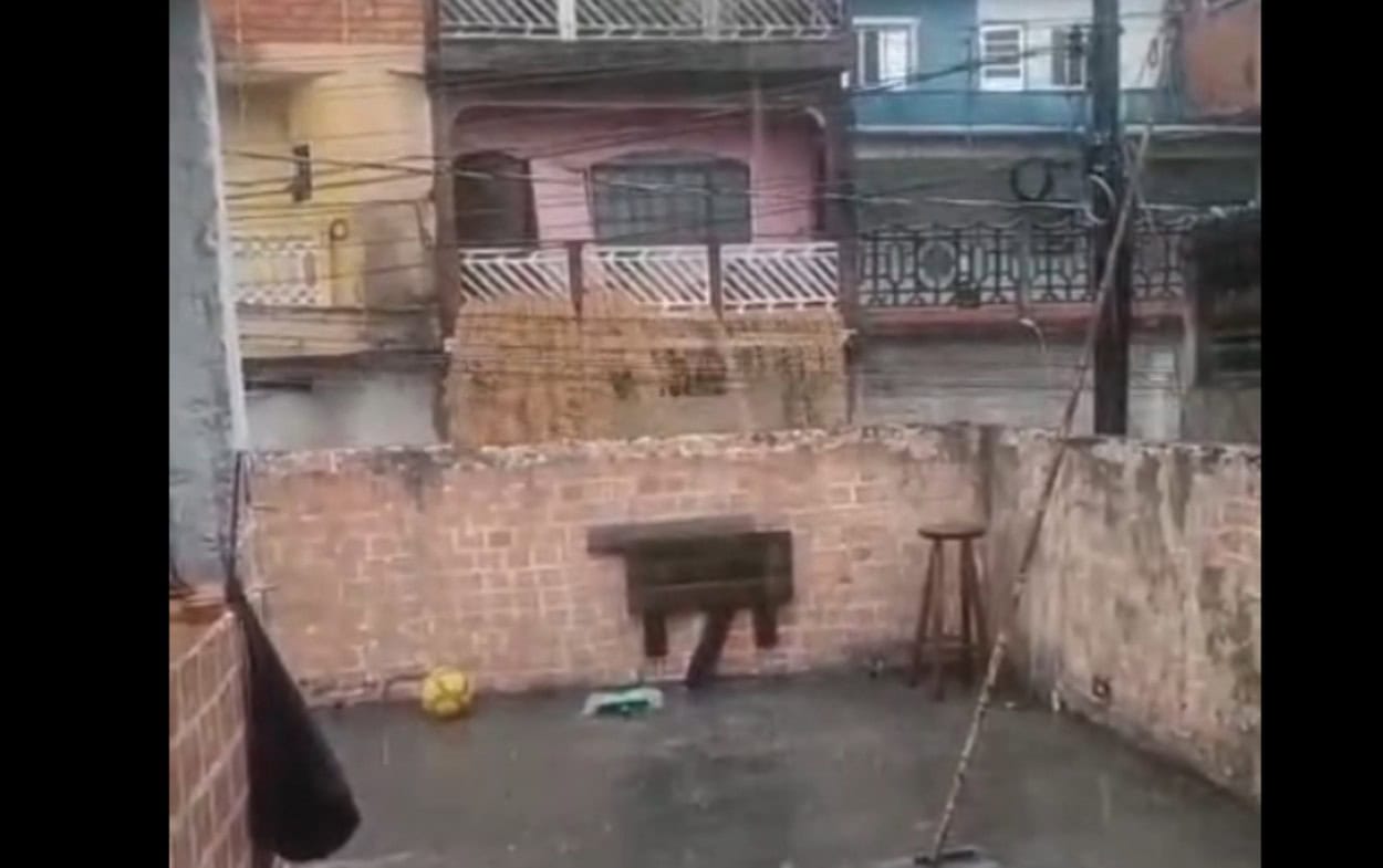 Chuva em Mauá: Volume assustador de água invade residência e assusta moradores no Jardim Zaíra