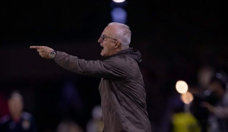 Corinthians acerta contratação de goleiro João Ricardo, de 37 anos