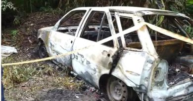 Corpo carbonizado é encontrado dentro de carro incendiado em terreno baldio em Ribeirão Pires