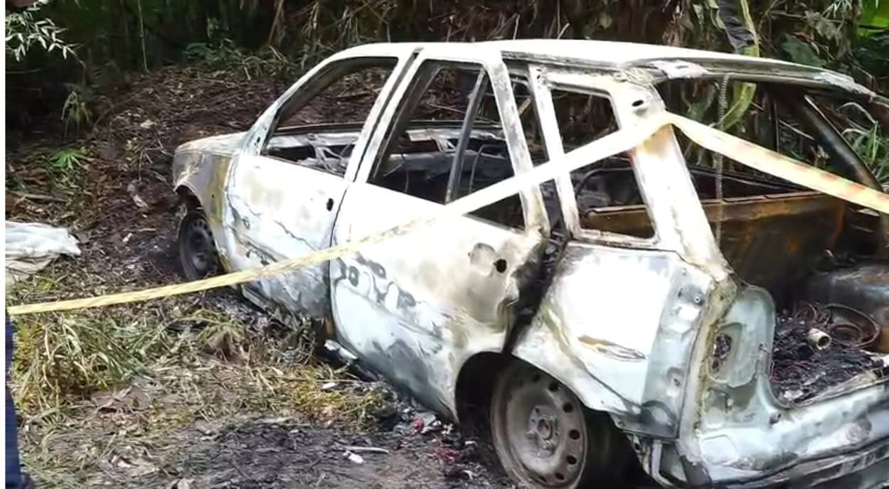 Corpo carbonizado é encontrado dentro de carro incendiado em terreno baldio em Ribeirão Pires