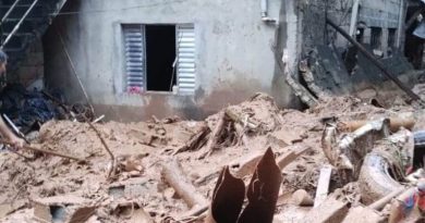 Deslizamento destrói casa e soterra jovem durante temporal em Mauá