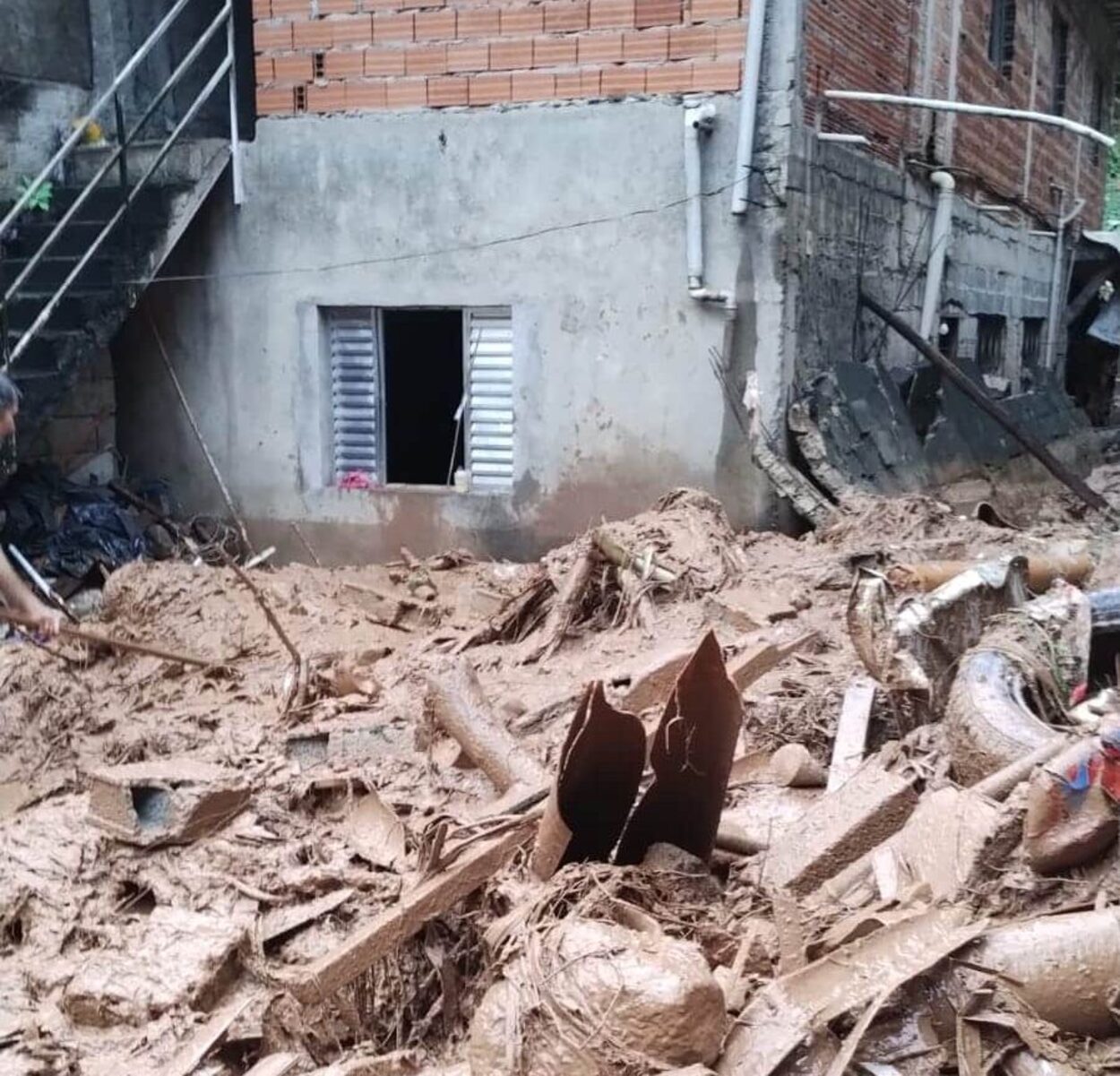 Deslizamento destrói casa e soterra jovem durante temporal em Mauá