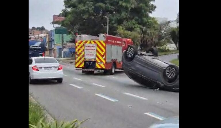 Em Santo André, colisão entre três carros termina em capotamento em avenida