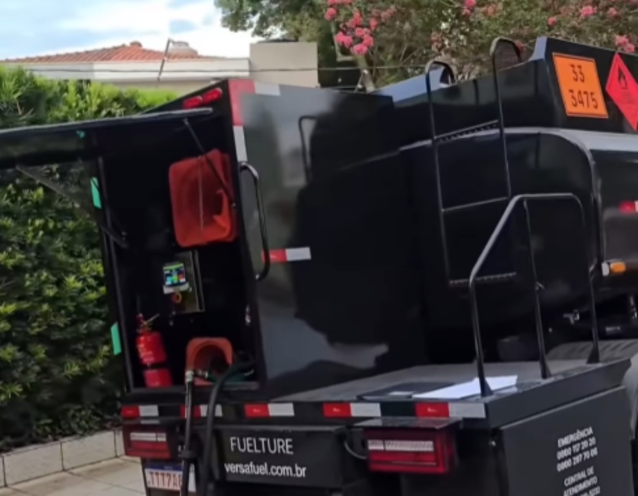 Força-tarefa flagra caminhão abastecendo frota no meio da rua em São Bernardo. Foto: Reprodução/TV São Bernardo