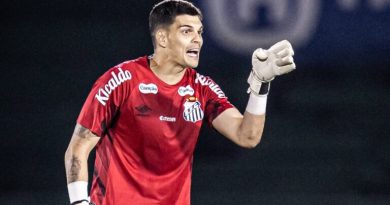 Gabriel Brazão cobra atenção de companheiros após empate cedido