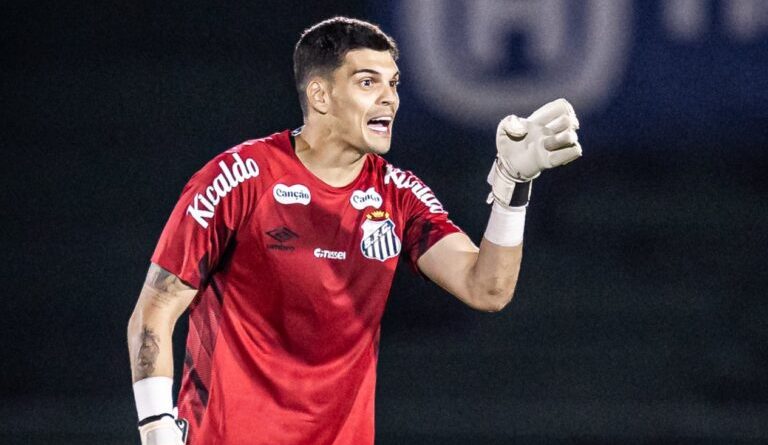 Gabriel Brazão cobra atenção de companheiros após empate cedido