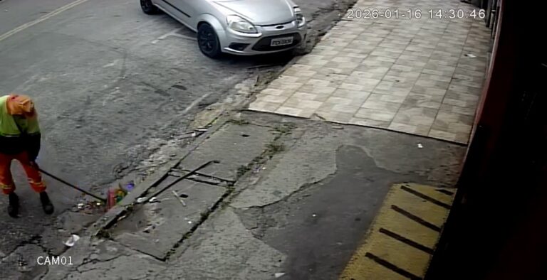 Gari é flagrado jogando lixo em bueiro e revolta comerciantes em Mauá
