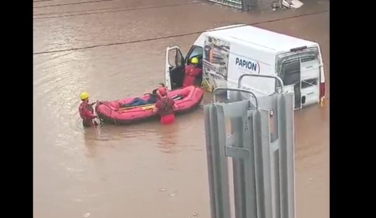 Homem é resgatado de bote após carro ficar ilhado em Diadema