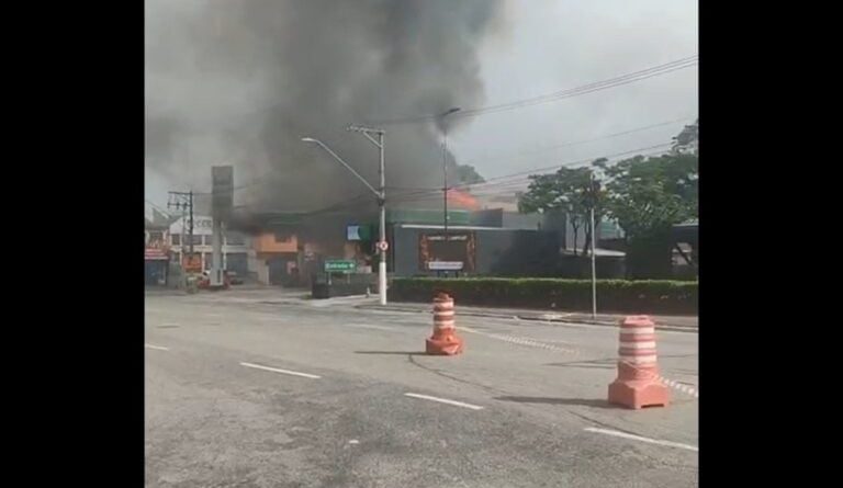 Incêndio em caminhão de gás atinge posto de combustível e mobiliza forças de segurança em SBC