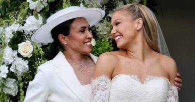 Jogadora Marta e Carrie Lawrence oficializam união em cerimônia nos Estados Unidos