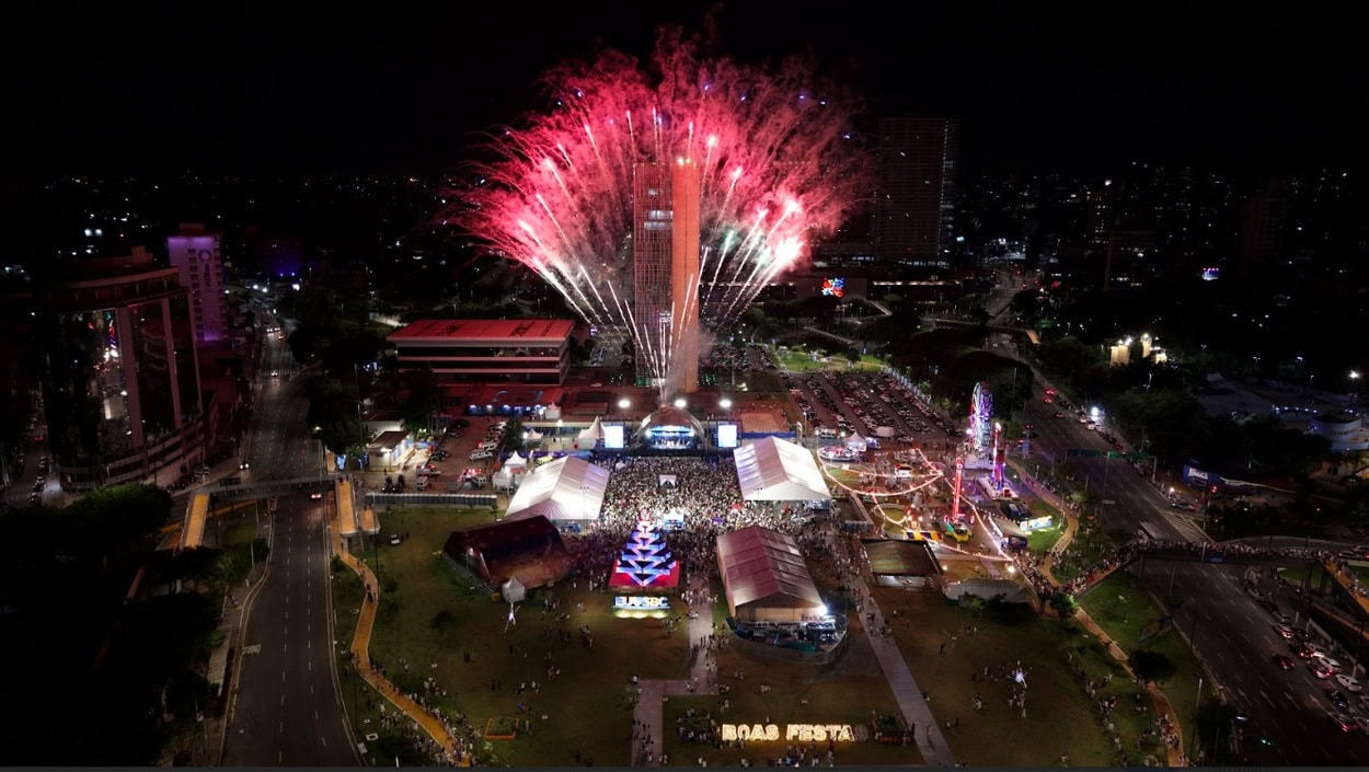 Cerca de 12 mil pessoas se reuniram para acompanhar shows e queima de fogos na primeira edição da festa de Réveillon da Esplanada do Paço 