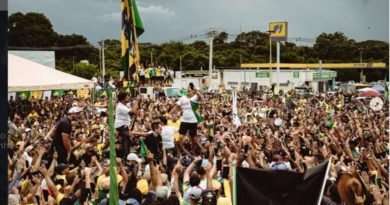 Nikolas Ferreira chega a Brasília acompanhado de multidão; domingo será marcado por protestos