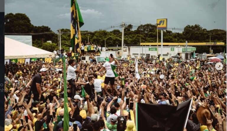 Nikolas Ferreira chega a Brasília acompanhado de multidão; domingo será marcado por protestos