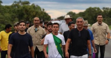 Nikolas Ferreira segue caminhada de 200 km rumo a Brasília em defesa da liberdade