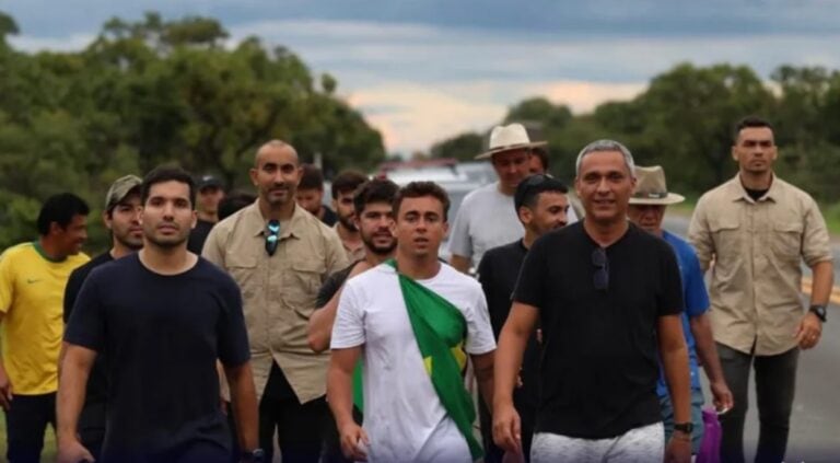 Nikolas Ferreira segue caminhada de 200 km rumo a Brasília em defesa da liberdade