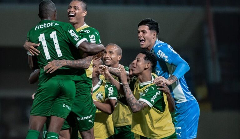 Palmeiras vence Vitória nos pênaltis com polêmicas e reclamações