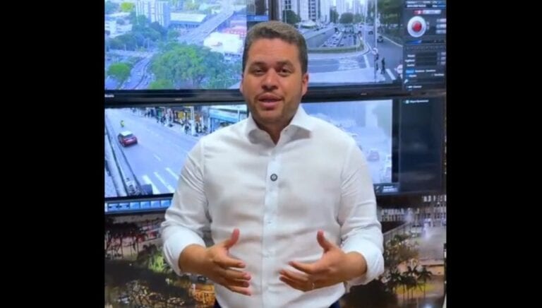 Prefeito Gilvan conhece ônibus 0 km equipados com ar-condicionado e wi-fi que já estão em circulação