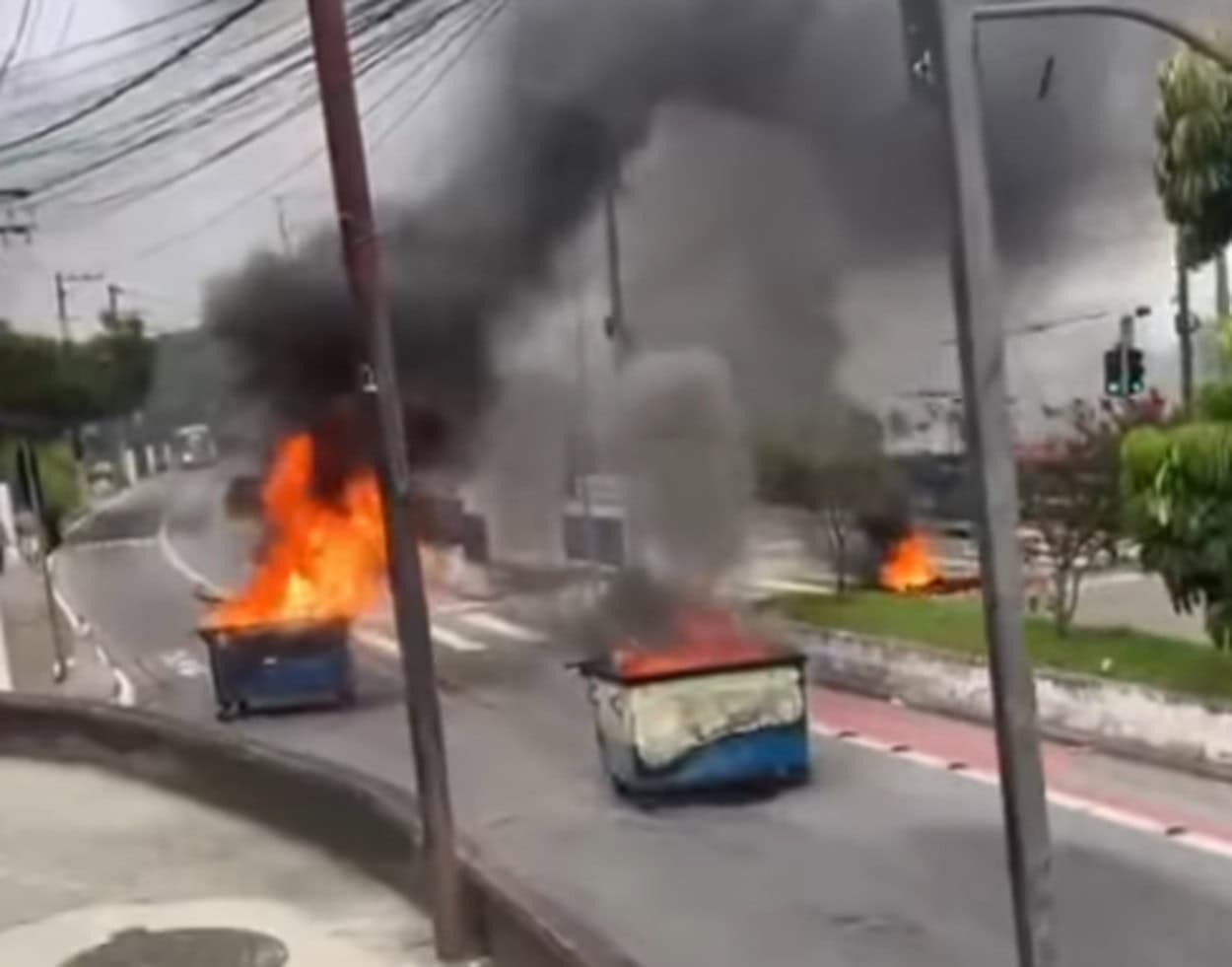 Caçambas de lixo foram queimadas por manifestantes na zona Sul de São Paulo