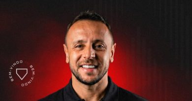 Rafinha é apresentado pedindo foco total no futebol