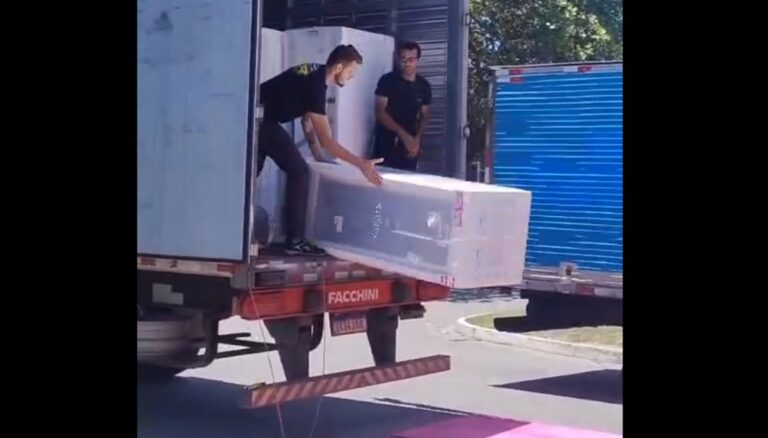 Revolta no pátio: motorista de São Bernardo descarta geladeiras após espera de quatro dias na Bahia