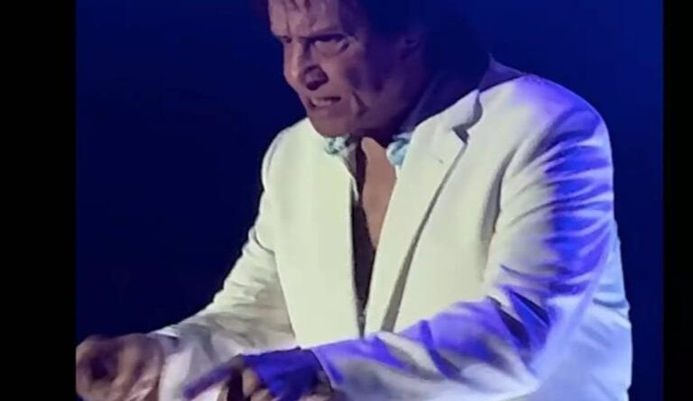 Roberto Carlos se irrita com conversa na plateia e ameaça expulsar fã de show