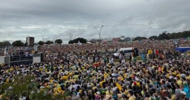 Sob chuva e com multidão, Nikolas Ferreira encerra 7º dia da “Caminhada pela Liberdade” em Brasília